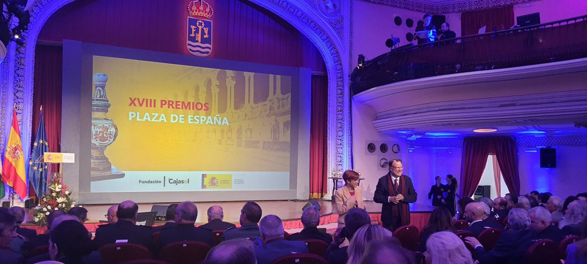 Asistimos a la XVIII edición de los premios Plaza de España, de la Delegación del Gobierno en Andalucía. Uno de estos galardones recayó en <a href="/ZonaFrancaSVQ/">Zona Franca de Sevilla</a>, recogido por el Delegado del Estado, <a href="/amonteseirin/">Adrian Monteseirin 🇵🇸</a>. Enhorabuena a todas y a todos. <a href="/MargaPSOEAguere/">margarita pena</a>