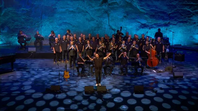 3CatCorporatiu's tweet photo. El concert "Roger Mas, 25 anys de flors", per Sant Esteve, al 33 i a Catalunya Ràdio 🎶

📺 Dilluns, a les 22.00, a @CatalunyaRadio, i a les 00.20, al @canal_33  

➡️ https://t.co/ss5iMiFX8h https://t.co/0ijLTDj7Sq
