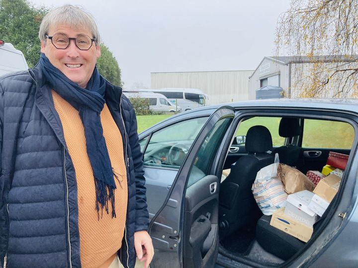 CrfCaen's tweet photo. Un grand merci à Alain Gobet, Maire de Esquay-Notre-Dame, d’avoir collecté des boites de noël. 🎁😊 https://t.co/PwmxoHr48q