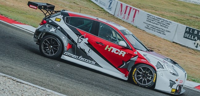 Italiaracing's tweet photo. Con l'arrivo del TCR World Tour, il WSC Group ha annunciato che lโintroduzione del sistema ibrido sulle vetture #TCR verrร posticipato al 2024.
https://t.co/lpfx2zsp2i #HTCR https://t.co/aleJFUSq18