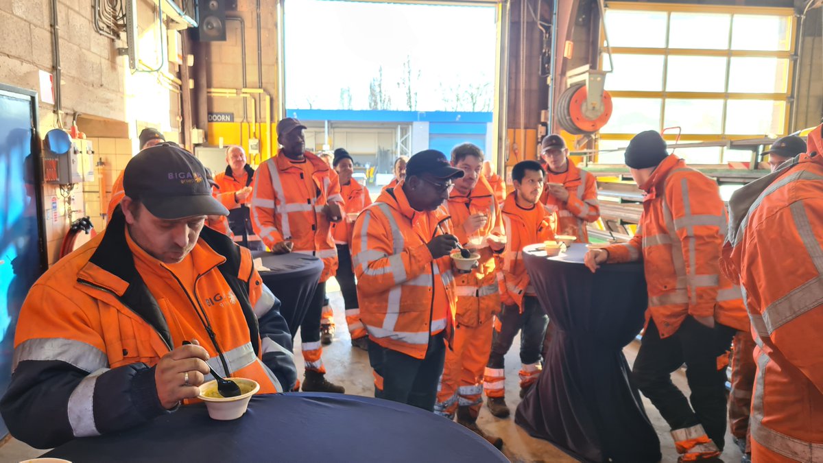 GtHove's tweet photo. Gemeente de Bilt organiseert een "soepmomentje" voor alle groen collega's van Biga Groep BV uit de Bilt . Een bedankje voor de fijne samenwerking van het afgelopen jaar. Dat gevoel is heel erg wederzijds na de heerlijke erwtensoep en broodjes beenham. Bedankt!! https://t.co/G8MXIbnblE