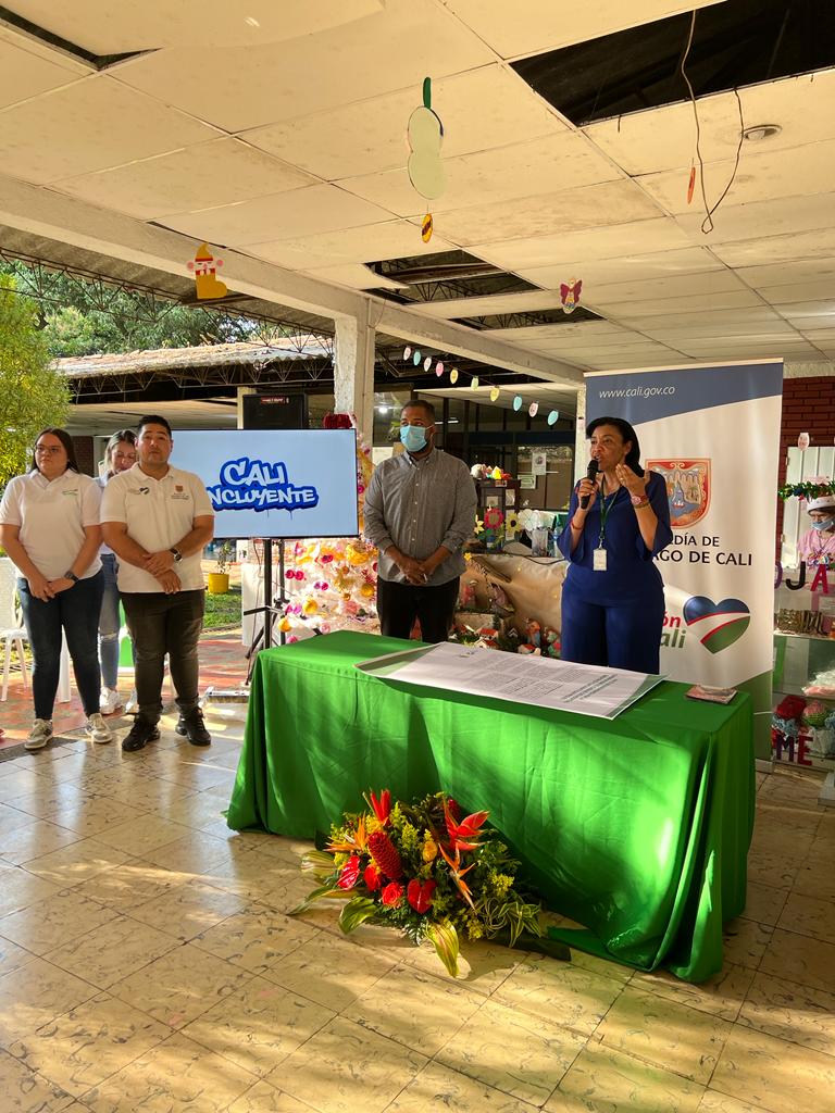 EAncianato's tweet photo. 👏🏾En la tarde de #ayer nos comprometimos a trabajar de la mano, con amor, respeto y compromiso por el adulto mayor🙌🏼, por la conservación y el cuidado del hospital, firmamos pacto de gobernanza con @GobiernoCali✍🏼.

¡Gracias @alcaldiadecali por hacer esto posible!💙❤️💚 https://t.co/5F4v62Wjsq