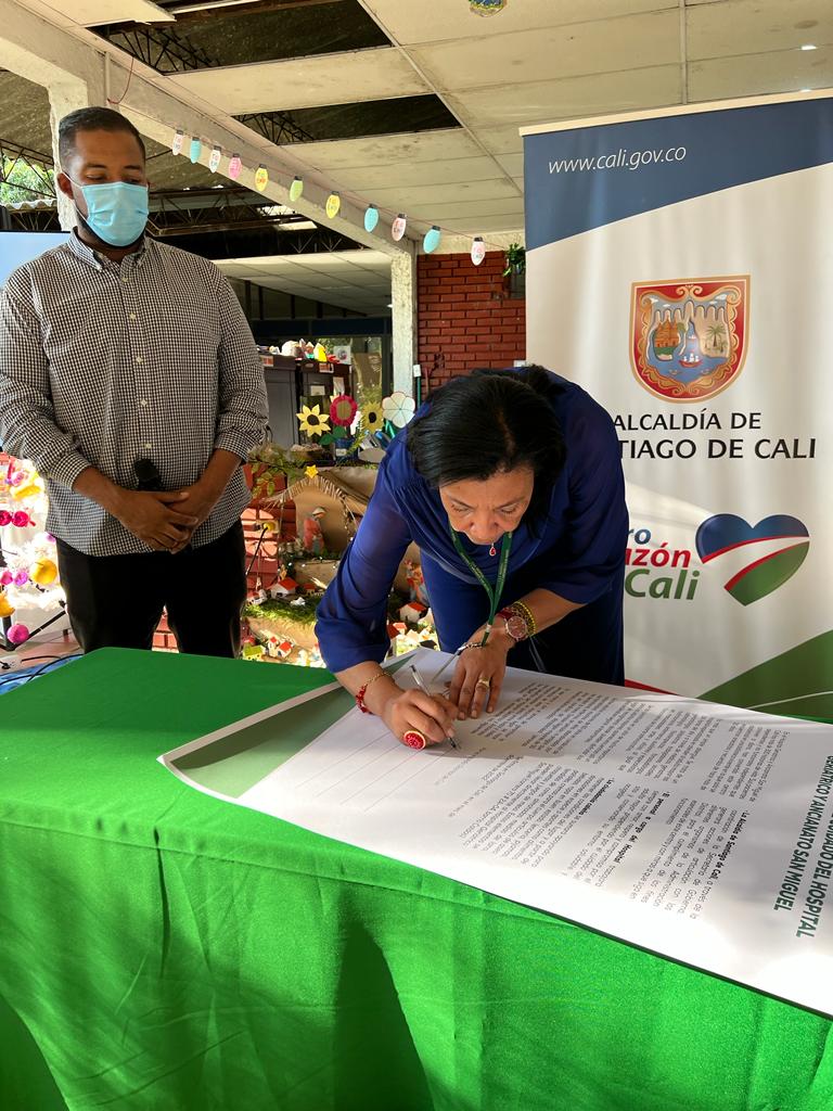 EAncianato's tweet photo. 👏🏾En la tarde de #ayer nos comprometimos a trabajar de la mano, con amor, respeto y compromiso por el adulto mayor🙌🏼, por la conservación y el cuidado del hospital, firmamos pacto de gobernanza con @GobiernoCali✍🏼.

¡Gracias @alcaldiadecali por hacer esto posible!💙❤️💚 https://t.co/5F4v62Wjsq