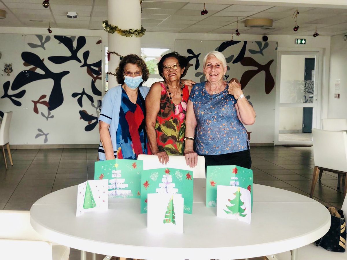 SenSteMarie's tweet photo. #NosRésidentsOntDuTalent chez @senioriales : création de jolies #CartesDeVoeux pour souhaiter un #JoyeuxNoël en beauté. #ArtsCréatifs #Bricolage #Team974 #BienVieillir https://t.co/XenaXq53Sx