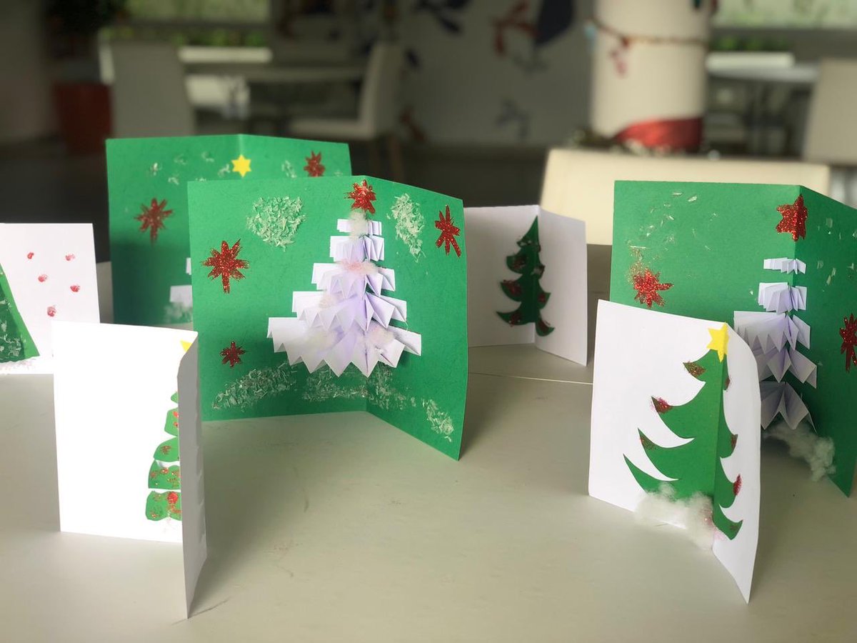 SenSteMarie's tweet photo. #NosRésidentsOntDuTalent chez @senioriales : création de jolies #CartesDeVoeux pour souhaiter un #JoyeuxNoël en beauté. #ArtsCréatifs #Bricolage #Team974 #BienVieillir https://t.co/XenaXq53Sx