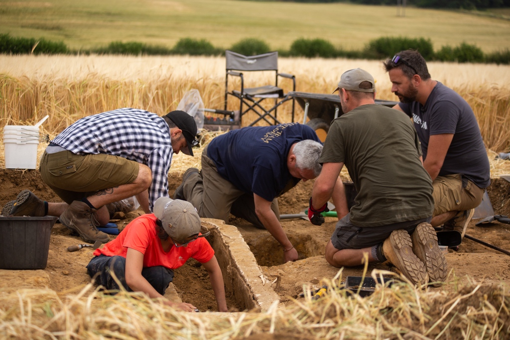 thetimeteam's tweet photo. Who's ready for a NEW TIME TEAM DIG?⛏️
@thetimeteam returns to Oxfordshire to investigate the mysterious Roman stone sarcophagus that originally led to the site's discovery.

Set a reminder &amp; subscribe to watch #TimeTeam FREE TONIGHT - Part 1 @ 7pm GMT: https://t.co/yX7APTjsQA https://t.co/8Q8GgLC3l2