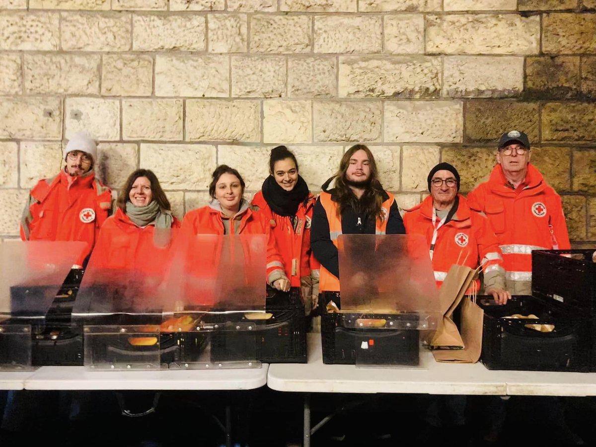 CrfCaen's tweet photo. Un grand merci à nos maraudeurs, engagés chaque soir sur le terrain. 
Hier soir, nous avions une équipe en poste à la gare, pour servir sandwichs, soupe et boissons chaudes, et une autre équipe qui sillonnait les rues de Caen, pour aller à la rencontre des plus fragiles. https://t.co/ODkHjvpHYh