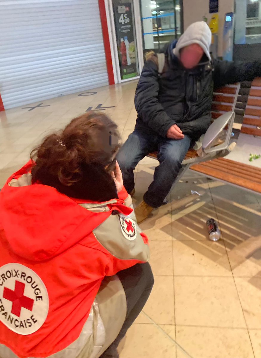 CrfCaen's tweet photo. Un grand merci à nos maraudeurs, engagés chaque soir sur le terrain. 
Hier soir, nous avions une équipe en poste à la gare, pour servir sandwichs, soupe et boissons chaudes, et une autre équipe qui sillonnait les rues de Caen, pour aller à la rencontre des plus fragiles. https://t.co/ODkHjvpHYh
