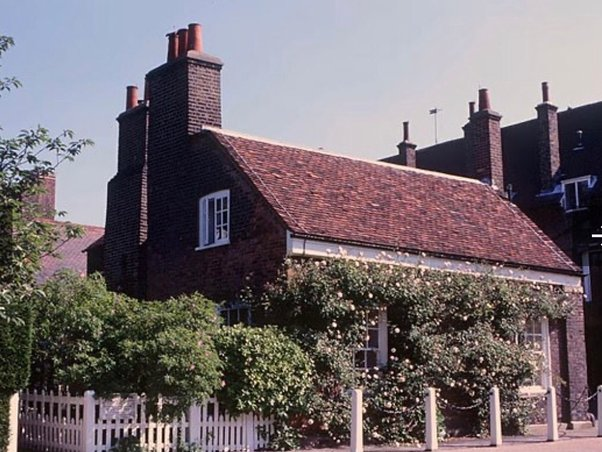BrutusMaximusX's tweet photo. MEGHAN MARKLE &amp; OPRAH WINFREY, were not satisfied with the size of Nottingham cottage.
So the #DuchessofNetflix, invites Oprah, to join her for Afternoon tea at The cottage on the Kensington Palace estate,
OKAY SINNERS
Would you complain if you lived here free or even paying rent https://t.co/lXQTEWD5yW