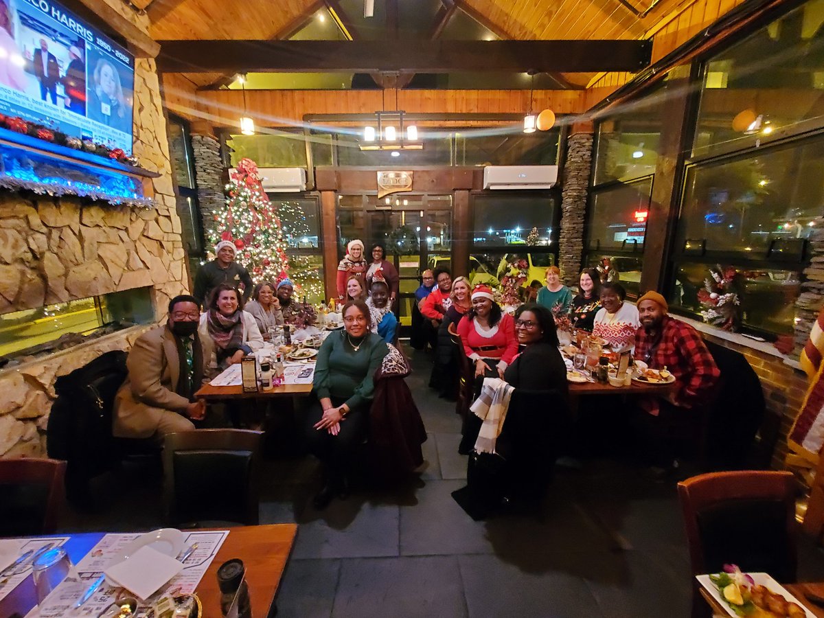 It was so good to celebrate the holiday with the most wonderful staff of Newtown Elementary at Aberdeen Barn last night! @Newtown_E @MikelleWilliam5