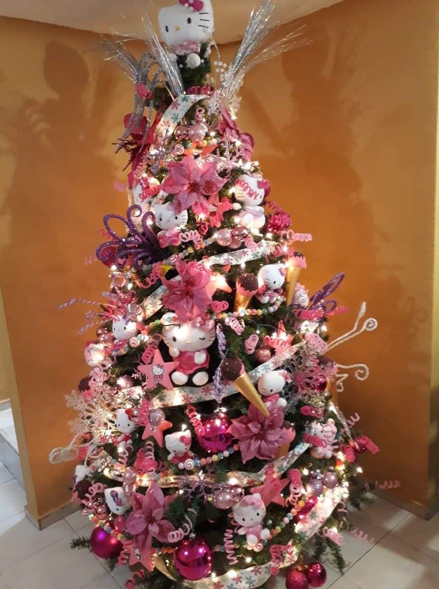 sanriodaily's tweet photo. this is what a REAL christmas tree looks like 💫 https://t.co/AOS5WJGEPS