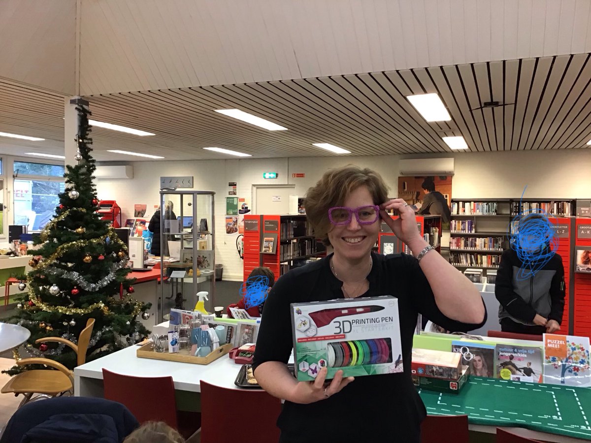 natasza1235's tweet photo. Workshop 3D kerstknutselen in de bibliotheek Wapenveld was een groot succes. De kinderen waren heel creatief en hebben mooie dingen gemaakt.Zelfs een bijzonder brilletje voor een van de moeders ⁦@BiebNoordVeluwe⁩ https://t.co/ZjF4IDJQ4f