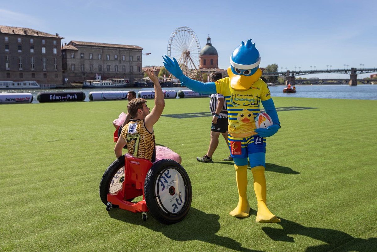WateRugby's tweet photo. Elle a quand même sacrément la classe notre mascotte… 

« Ducky’s on fire… » 🎶 https://t.co/OeNZ6jRcHt