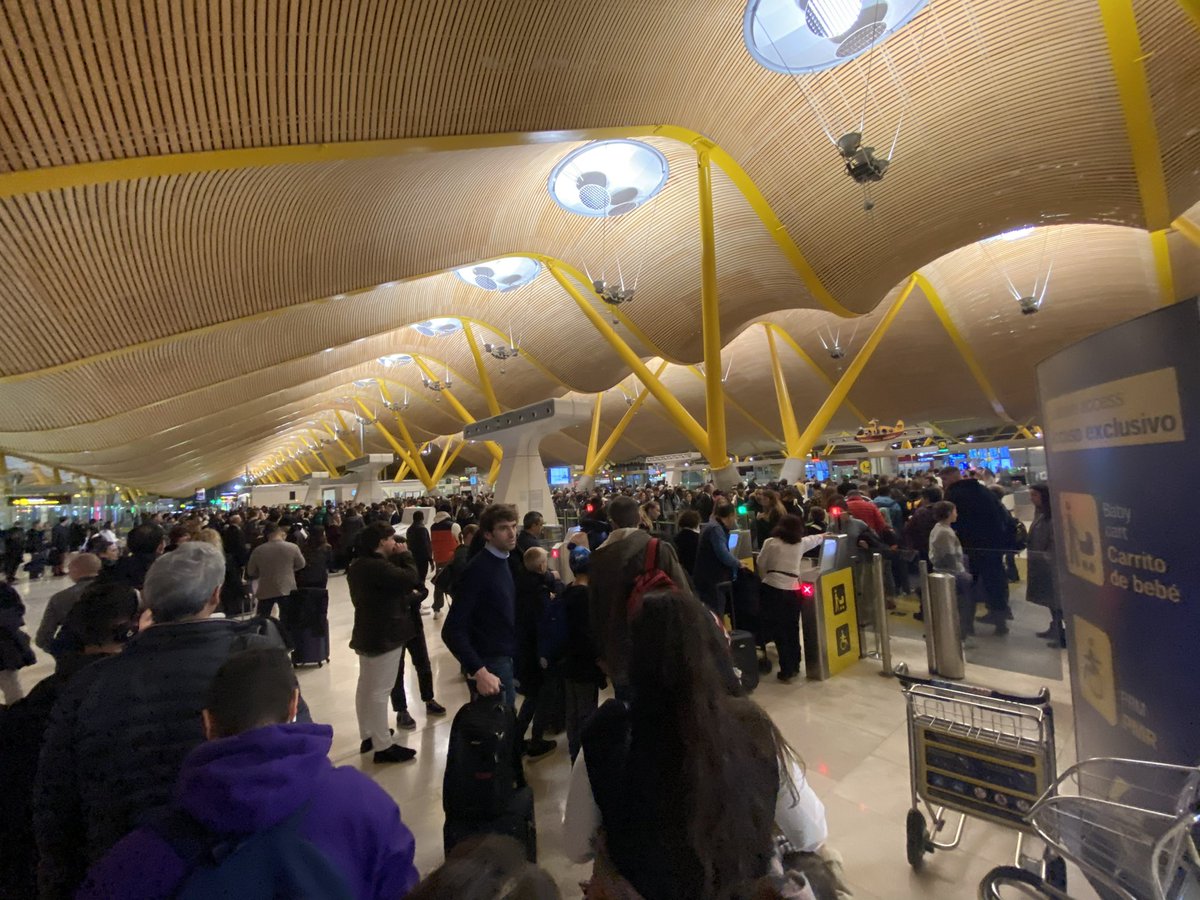 GemaMartinGarc's tweet photo. Yo entiendo las huelgas y a veces son necesarias, pero lo de esta mañana en el aeropuerto no tiene nombre. @aena.es desentendiéndose de todo y pasándole la pelota  a @Iberia.. https://t.co/hHPsnwNyTO