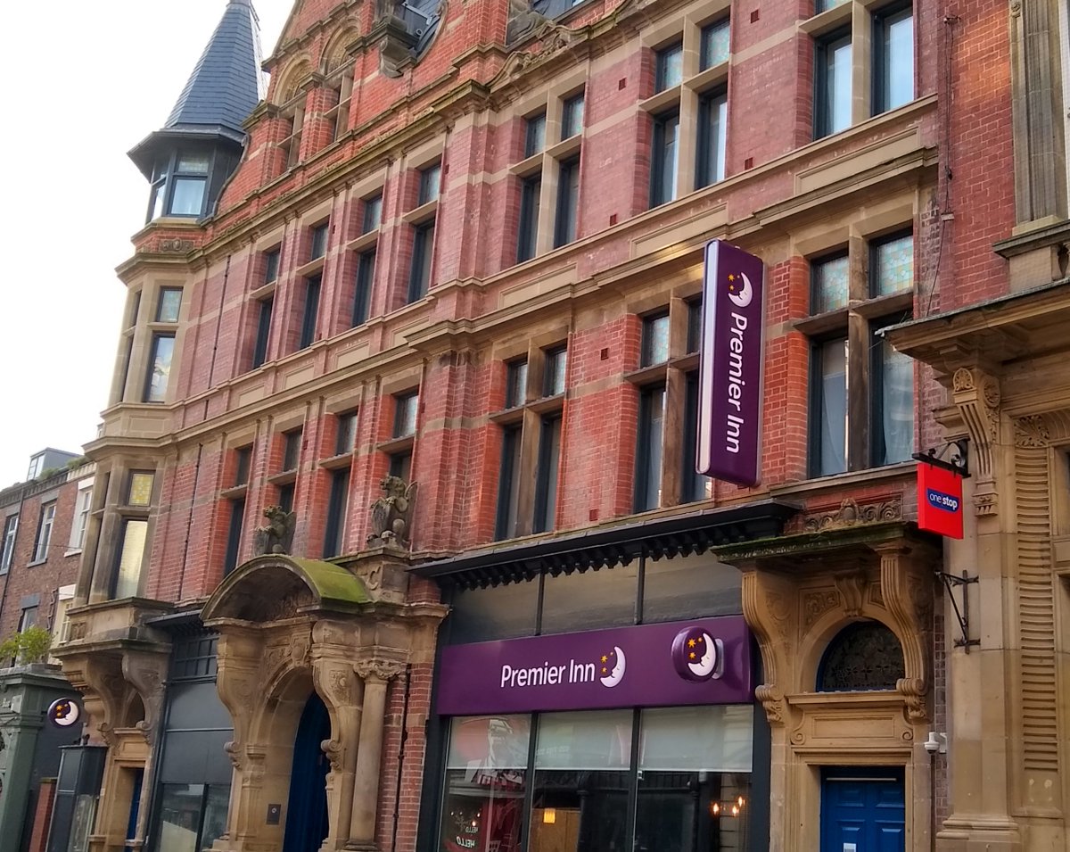 WaltonBob's tweet photo. The 1884 Reform Act prompted the creation of politically-affiliated gentlemen’s clubs across the country: the Constitutional Club in Scarborough opened in 1888 to designs of architect Henry A. Cheers. It's fascade is listed, so the new hotel that's just opened is built behind. https://t.co/CTXHKXeJfm