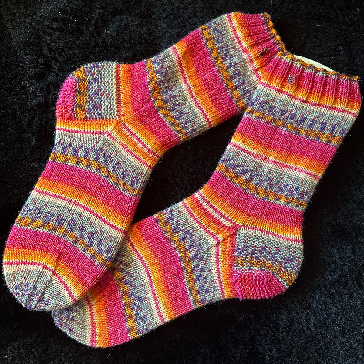 StrickBrina's tweet photo. Socken für Mama 
Größe 38/39 😅 knapp fertig geworden
#handarbeitsclub 
#socken #sockenstricken #sockstagram #socks #socksfetish #sockfetish #strickenisttoll #strickenmachtglücklich #stricken #knitter #knitting #knit #knitwear #knitted #happyscrappy #happyscrappysocks #kunterbunt https://t.co/NqlSC1yTS9