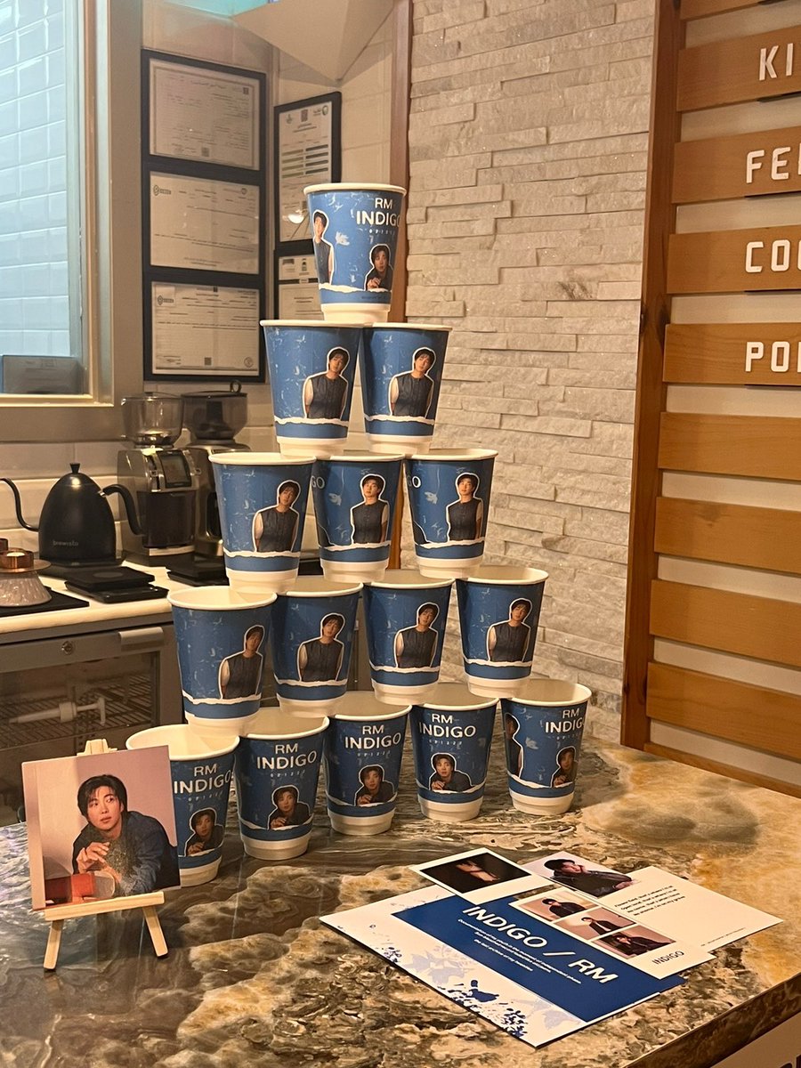 Yvante7's tweet photo. #INDIGO_SA celebrating INDIGO Album at Dozen cafe , Dammam 👖🤍💙 https://t.co/ZAUGoGLM4S