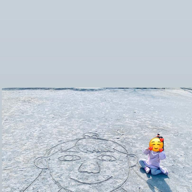 BlueLionEnglish's tweet photo. Look!🤩🤩🤩
We asked Marie-sensei to draw our faces in the sand! The kids love it!🥰
#preschool 
#outdoortime 
#bluelionenglish https://t.co/7OxJsnPBm2