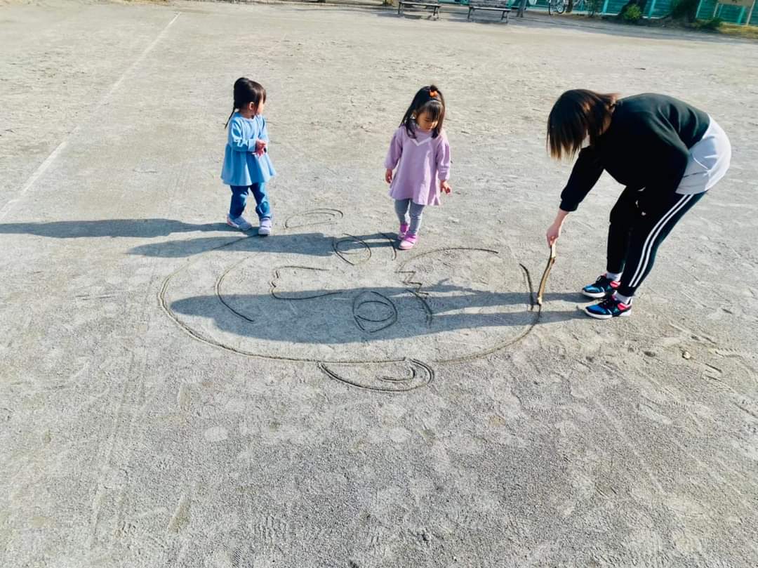 BlueLionEnglish's tweet photo. Look!🤩🤩🤩
We asked Marie-sensei to draw our faces in the sand! The kids love it!🥰
#preschool 
#outdoortime 
#bluelionenglish https://t.co/7OxJsnPBm2