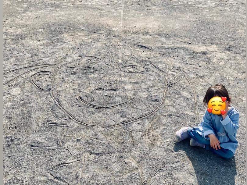 BlueLionEnglish's tweet photo. Look!🤩🤩🤩
We asked Marie-sensei to draw our faces in the sand! The kids love it!🥰
#preschool 
#outdoortime 
#bluelionenglish https://t.co/7OxJsnPBm2