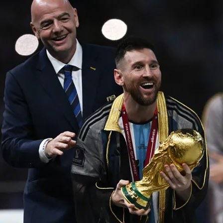 alradealqatari's tweet photo. بعد لقطة ميسي 🇦🇷

البشوت أصبحت الموضه الجديده في المتاجر الأجنبية https://t.co/JJS4961iBM