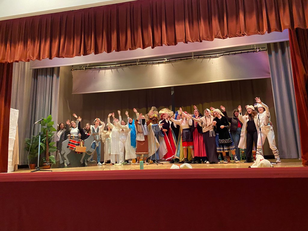 RibamarESOFP's tweet photo. Algunas alumnas del CFGS en Dietética y Educación Infantil no participan en el certamen de villancicos porque están actuando en el Asilo Hermanitas de los Pobres ¡Os deseamos unas felices fiestas a todos! #Navidad #solidaridad #oportunidades #Ribamar #valores https://t.co/6PzKHPKfTH