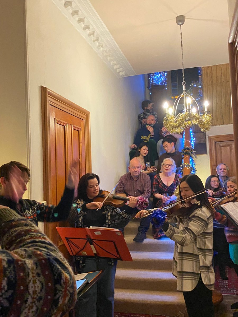 Huge thanks to Nevis friends Glen and Mary not only for hosting our Christmas party, but also an orchestral concert in their home; strings in the hallway, wind/brass in the living room, audience on the stairs - of course! 🥰 A really wonderful way to end our last tour of 2022 🥳