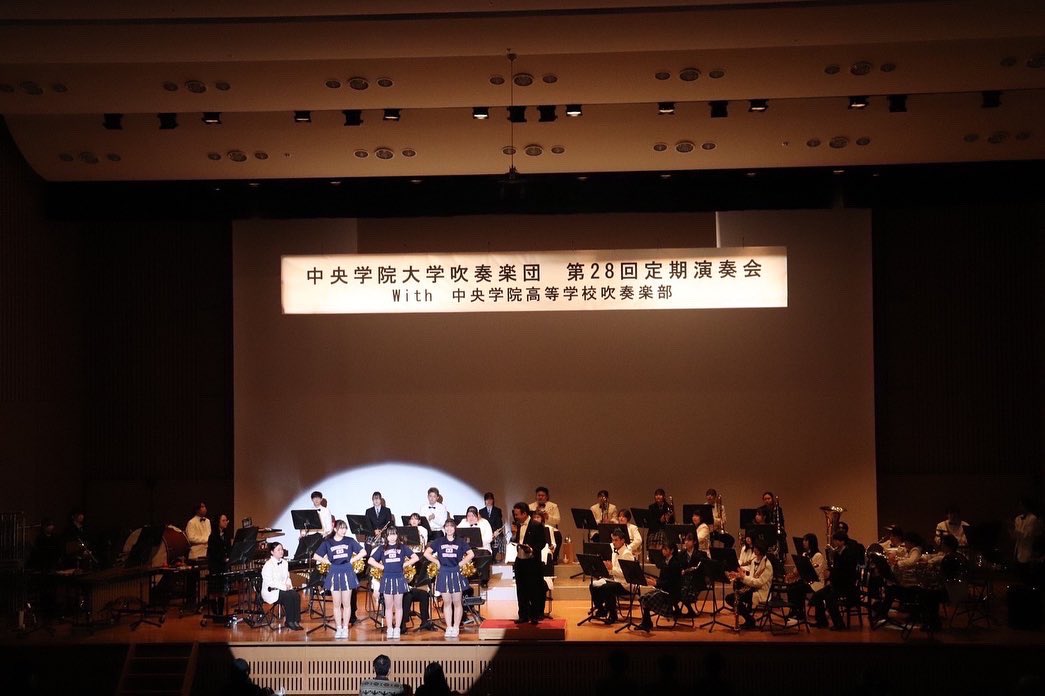 brilliant_cgu's tweet photo. 🎶第28回中央学院大学吹奏楽団定期演奏会🎶

12月18日(日)に行われた吹奏楽団定期演奏会に私たちチアリーディング部も出演させていただきました🌟

出演に協力して下さった吹奏楽団の皆さん、ありがとうございました！ https://t.co/zxBL1ndaxu