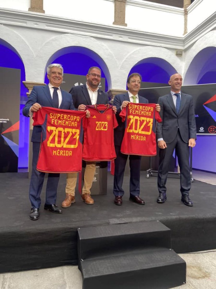 Pues para ser la supercopa femenina,no vemos a ninguna jugadora ni tampoco a ninguna mujer con cargo directivo… qué tenemos a ambas! 🤦🏽‍♀️ #visibilidaddeportefemenino.