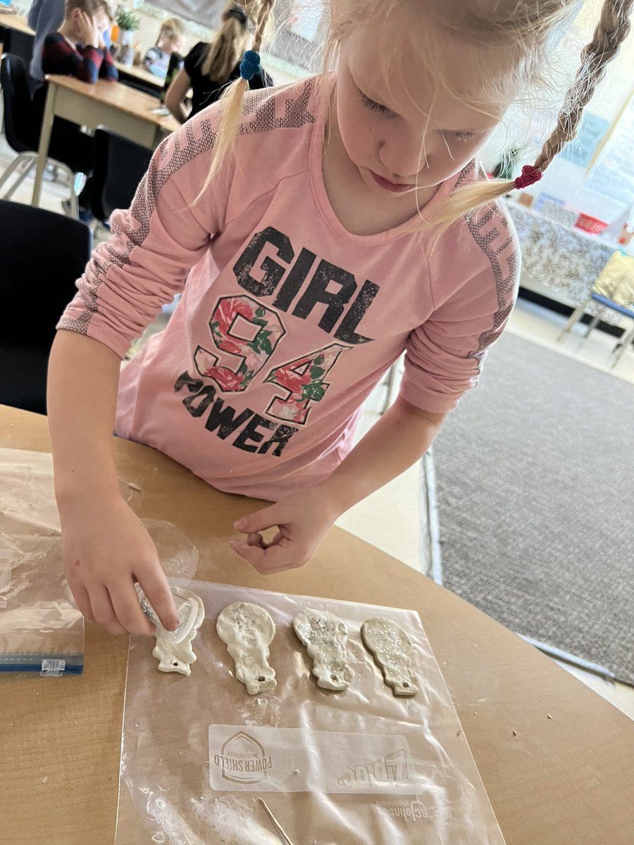 selby_grade1's tweet photo. These friends are hard at work creating beautiful ornaments for our classroom tree 🎄 https://t.co/T97Fg2ueBu