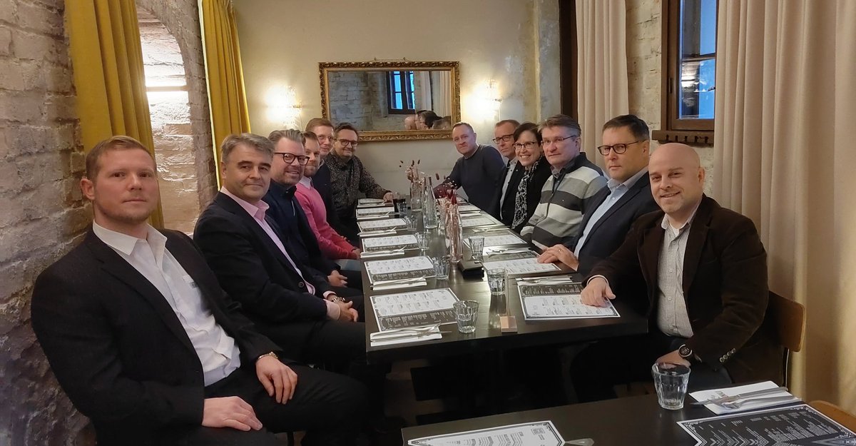 ICT-valiokunnan perinteinen joululounas tänään ohjelmassa. Keskusteltiin mm maaliskuun Teema-seminaarista ICT Week'llä ja Vuoden ICT-teon palkitsemisesta. <a href="/kauppakamaritku/">Turun kauppakamari</a> <a href="/ovehak/">Olli Hakala</a> <a href="/PetriSyvajarvi/">Petri Syväjärvi</a>