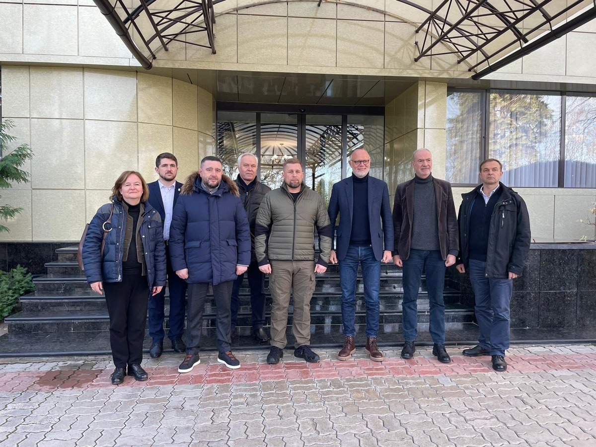 Hier avec <a href="/EPhilippe_LH/">Edouard Philippe</a> nous avons poursuivi notre voyage en 🇺🇦 à Odessa, touchée par des coupures d’électricité massives en raison des frappes russes, mais déterminée à tenir. Le mot résilience semble avoir été inventé pour le peuple ukrainien.