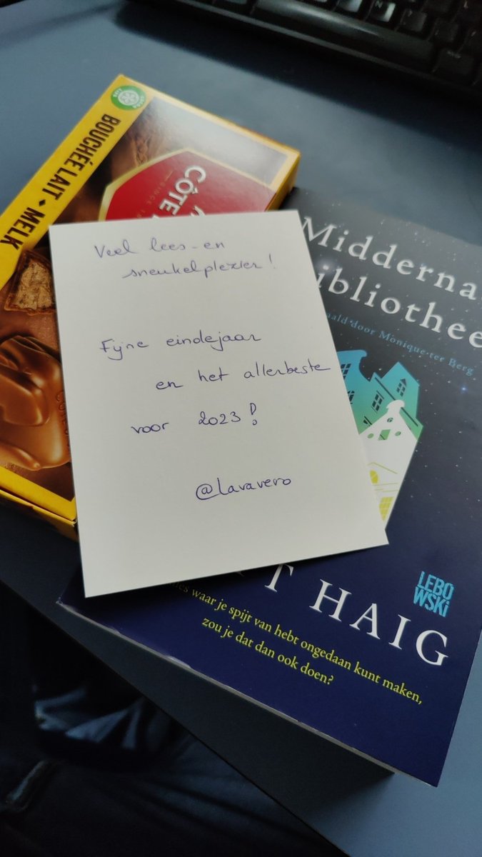 Klein stresske
Al een paar dagen geen idee waar het pakje op <a href="/bpost/">bpost</a> app vandaan kwam.
Paniek bij openen en een frank die viel.
Een zoektocht van een uur en een shoppingspree later is mijn #mytwitterbookmas op de post.

Sorry dat het mijne wat later zal arriveren.

Thanx <a href="/lavavero/">Sophero</a>
