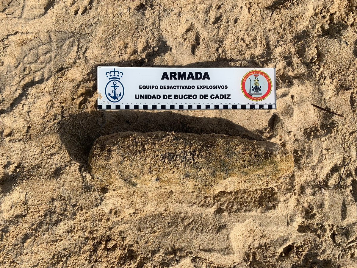 La #UnidadDeBuceo De Cádiz identifica y neutraliza un proyectil de 105mm encontrado en la playa de Sancti Petri, en #Chiclana.
Actuaciones de este tipo en el ámbito submarino y litoral son competencia exclusiva de la Armada.

#SomosLaArmada🇪🇸⚓️
#DefendemosEspañaEnYDesdeLaMar