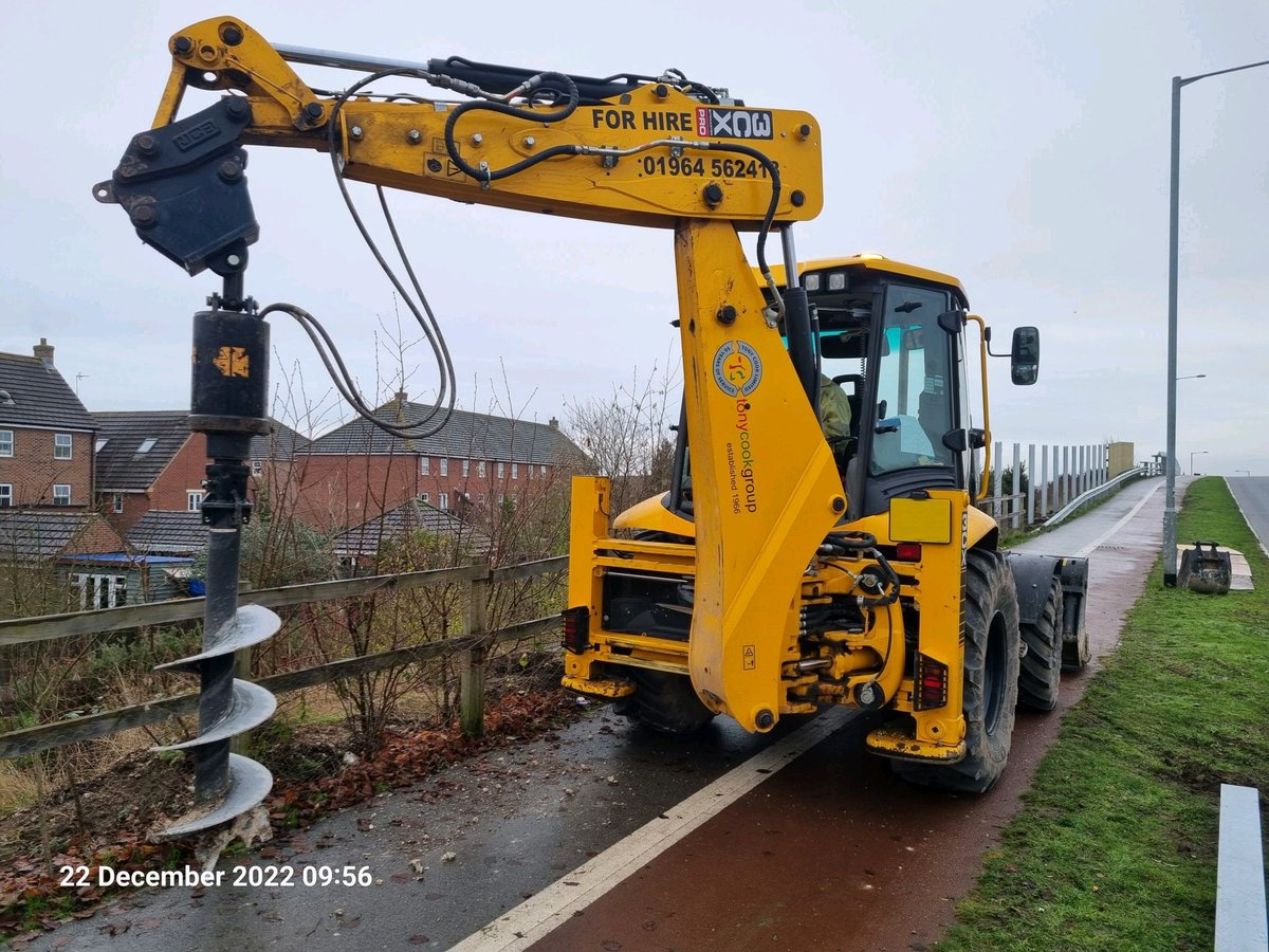 petes2020's tweet photo. Big thankyou to @TC_TonyCook for the purchase of Two large earth drill flights.Previously they would have used 18" bucket to excavate wider post holes, this means they have doubled the amount of posts that can be installed in one day! #TCHJCB #attachments #landscaping #fencing https://t.co/r6E4tyQgGl