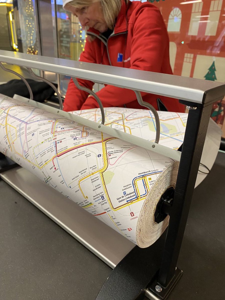 Pas d’emballage cadeau dans la boutique où vous avez fait vos courses de Noël? Pas de problème la STIB emballe pour vous gratuitement à Rogier ce vendredi 🎁