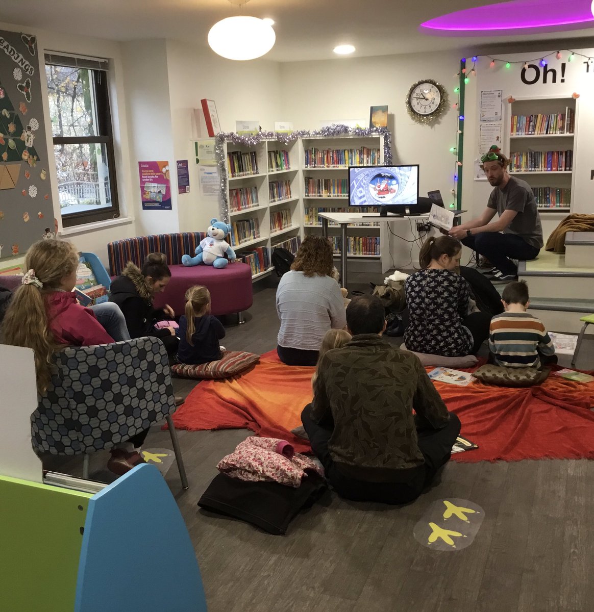 bnes_libraries's tweet photo. A big thank you to Chris Wheeler for the @santassecretagents author event in #MidsomerNortonLibrary today. Kids, remember to keep an eye out for Santaβs Secret Agents! π
#BNESLibraries #LibrariesLive @carrawaypublishing1 https://t.co/dKmWVmMFAy