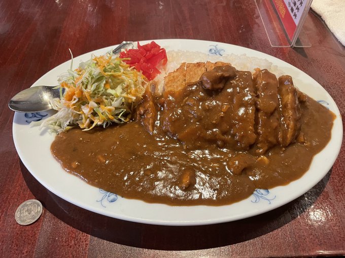 軽い気持ちで頼んだカレーがデカすぎて泣いてる 