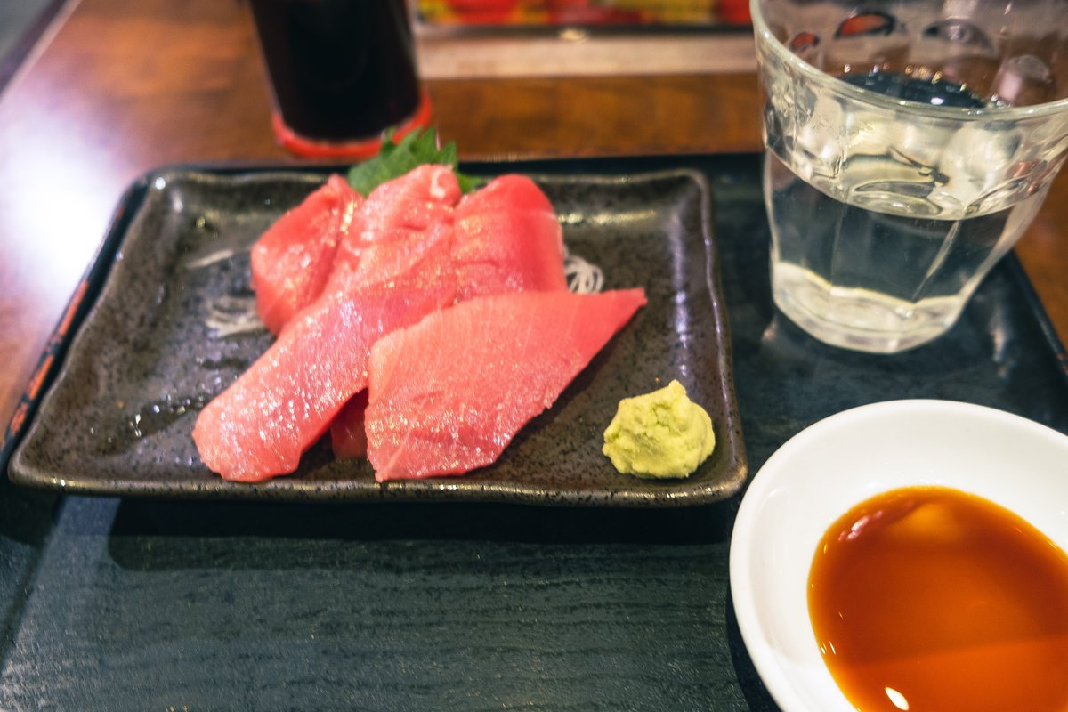manejaa's tweet photo. マグロを食ったり、猫を眺めながら一杯やったり #ぽこピー展 に行くなどした。キーボードの汚れに生活の痕跡というか、生で松井秀喜を見たときのような「うわ、当たり前だけど実在したんだ」感がものすごかった。 https://t.co/0gz5zmAEWP