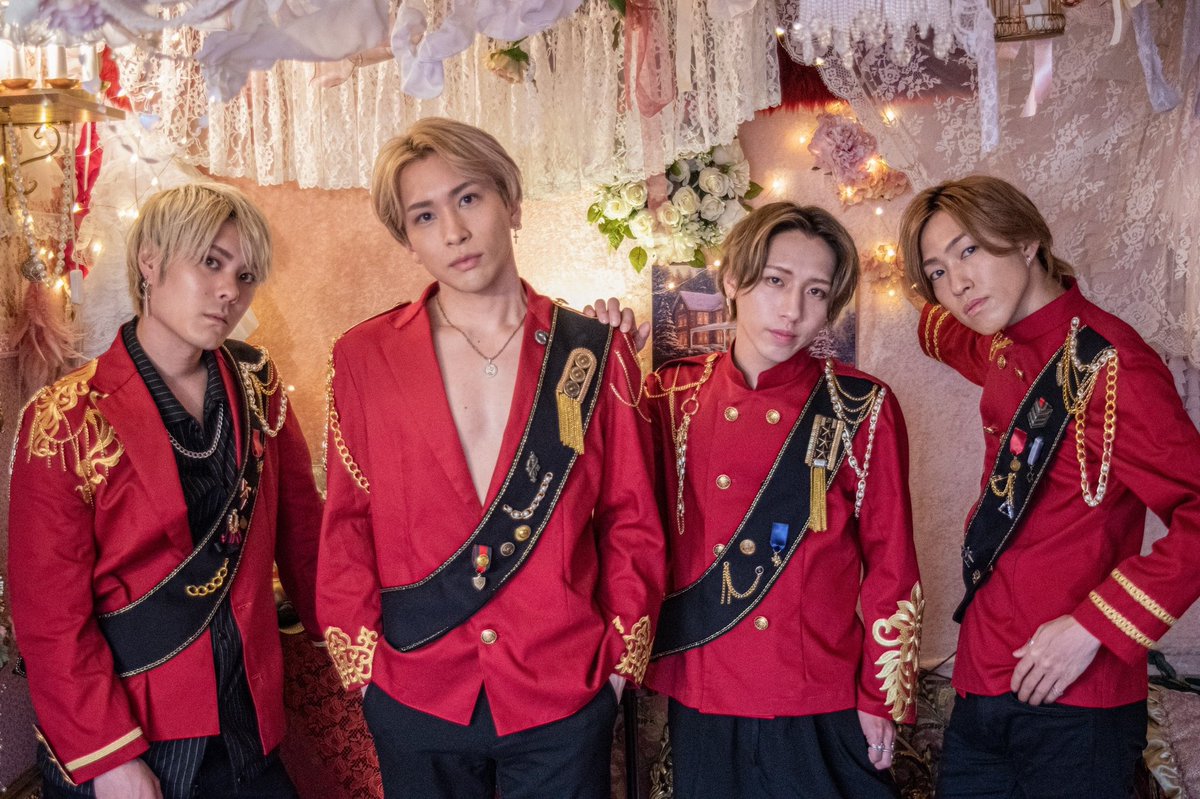 sight_1st's tweet photo. 【お知らせ】

12/28の「SOUNDS GOOD! FINAL」の物販に関しまして

・事前物販（14:05〜16:05）→ 冬のデート私服

・終演後物販（20:00〜22:00）→ 『最初で最後』のUndercover衣装となります！！

本編でのパフォーマンスもお楽しみに🔥 https://t.co/DpAu6VpaDj