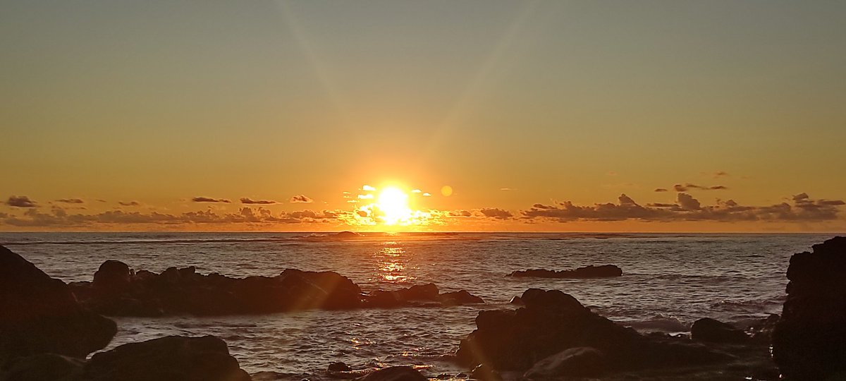 GloriaJuliaKing's tweet photo. Catching the sunrise at #PeleIsland #Efate #VanuatuTourism #SapotemLokolTurism #KingTribe #MakingMemories https://t.co/8mYCSKap4i
