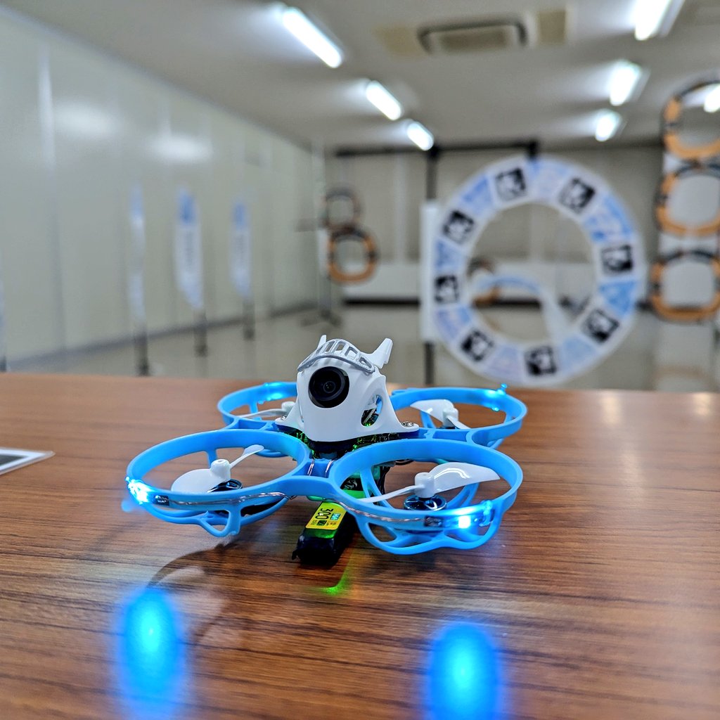 shinaaaa's tweet photo. Kigaruさんところの木曜練習会に参加してきました、2Fの新しいコースを新しい機体設定でお試し🙃
#tinywhoop
#meteor75
#フライトベース堺 https://t.co/bZ8VrzaBfK
