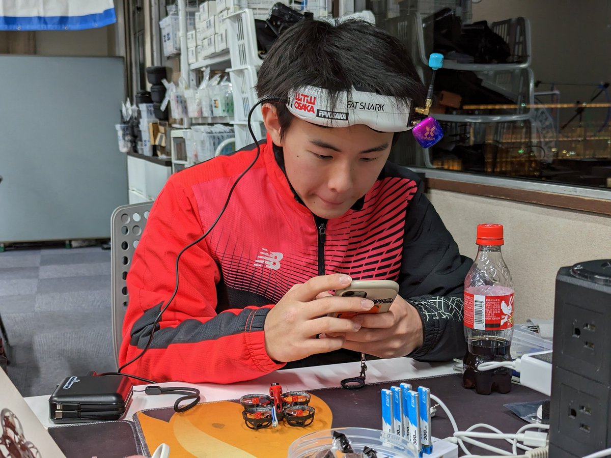 shinaaaa's tweet photo. Kigaruさんところの木曜練習会に参加してきました、2Fの新しいコースを新しい機体設定でお試し🙃
#tinywhoop
#meteor75
#フライトベース堺 https://t.co/bZ8VrzaBfK
