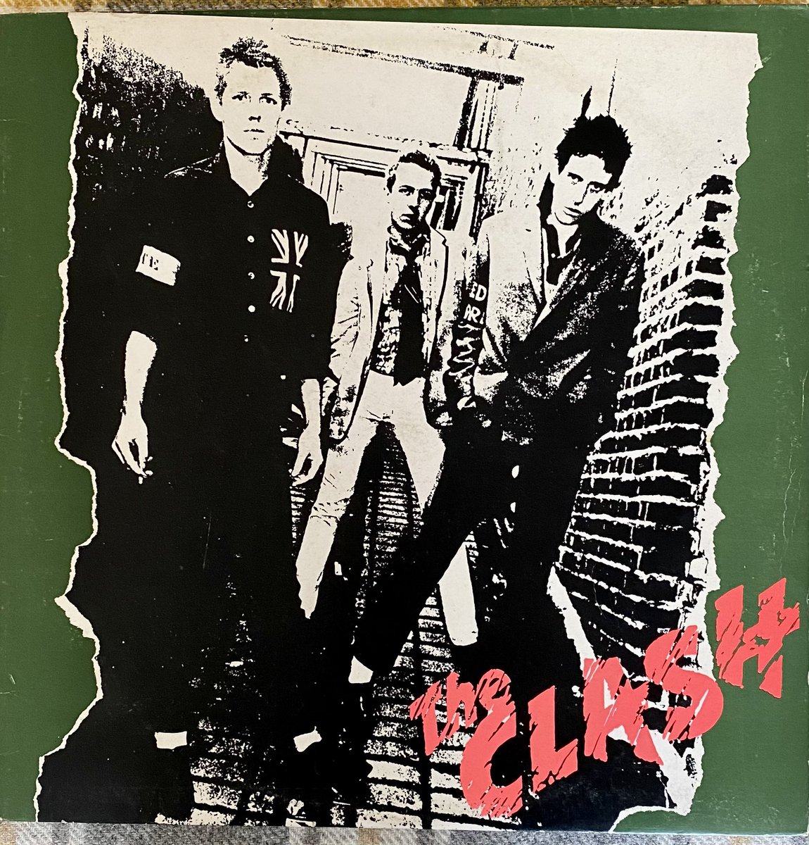 Notoldjustexpe1's tweet image. Sorry not sorry but it’s all about Joe today…🖤 one of THE greatest debut albums of all time right?
#Spinning #NowPlaying #TheClash #Punk #JoeStrummer
@NewWaveAndPunk @phatalstu @Charles30181053 @Schnitzel63 @FatOldAnarchist @ScotsPostPunk @LynnBenson28 @dickidot09