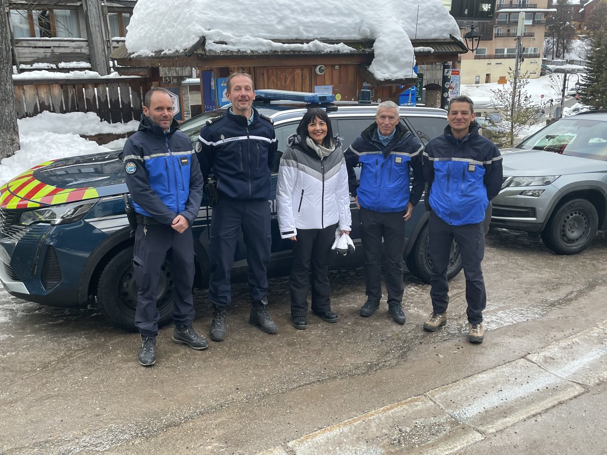 Prefet05's tweet photo. Dalila ZANE, sous-préfète de Briançon, s'est rendue ce 21/12 aux postes de gendarmerie de Vars et Risoul : l'occasion de saluer et remercier les militaires de la gendarmerie mobilisés au plus près de tous pour assurer la #sécurité en #stations durant toute la saison❄️⛷ https://t.co/rCPgrPLWUC