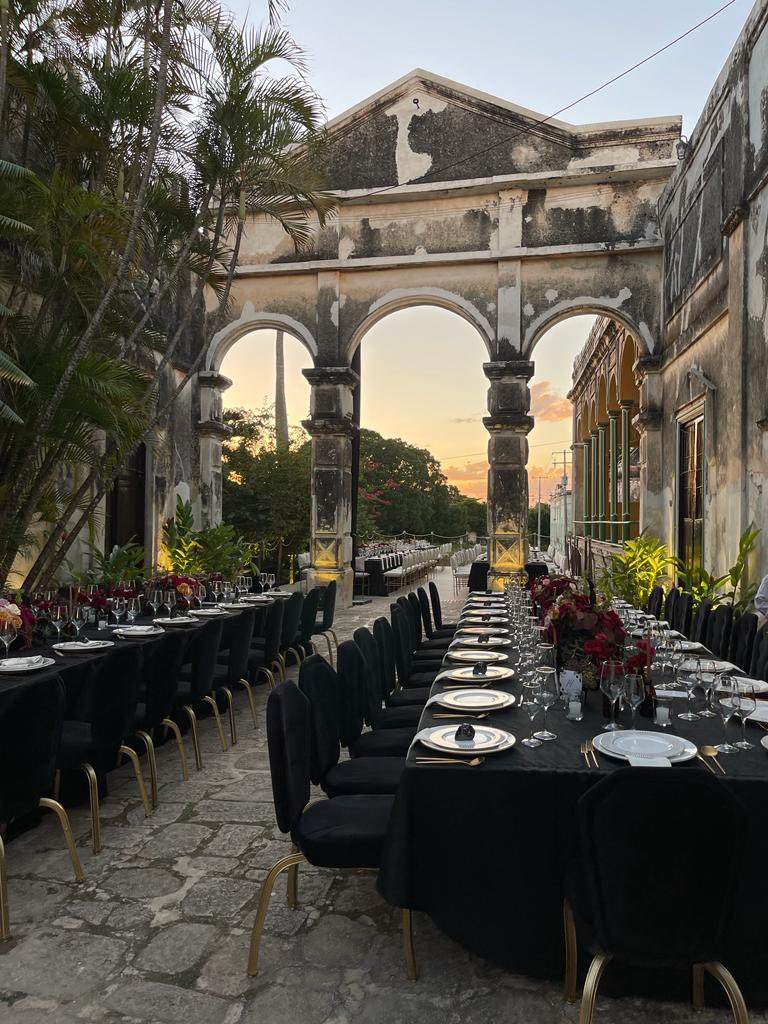 HdaYaxcopoil's tweet photo. La Hacienda Yaxcopoil fue fundada en el siglo XVII. Su nombre significa en la lengua maya "lugar de los álamos verdes" un casco histórico que conserva su autenticidad y que además de ser parador turístico y  museo celebra los eventos más característicos y elegantes de la región. https://t.co/9vbM1UNo4m