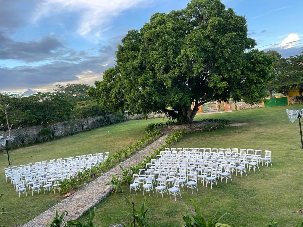 HdaYaxcopoil's tweet photo. La Hacienda Yaxcopoil fue fundada en el siglo XVII. Su nombre significa en la lengua maya "lugar de los álamos verdes" un casco histórico que conserva su autenticidad y que además de ser parador turístico y  museo celebra los eventos más característicos y elegantes de la región. https://t.co/9vbM1UNo4m