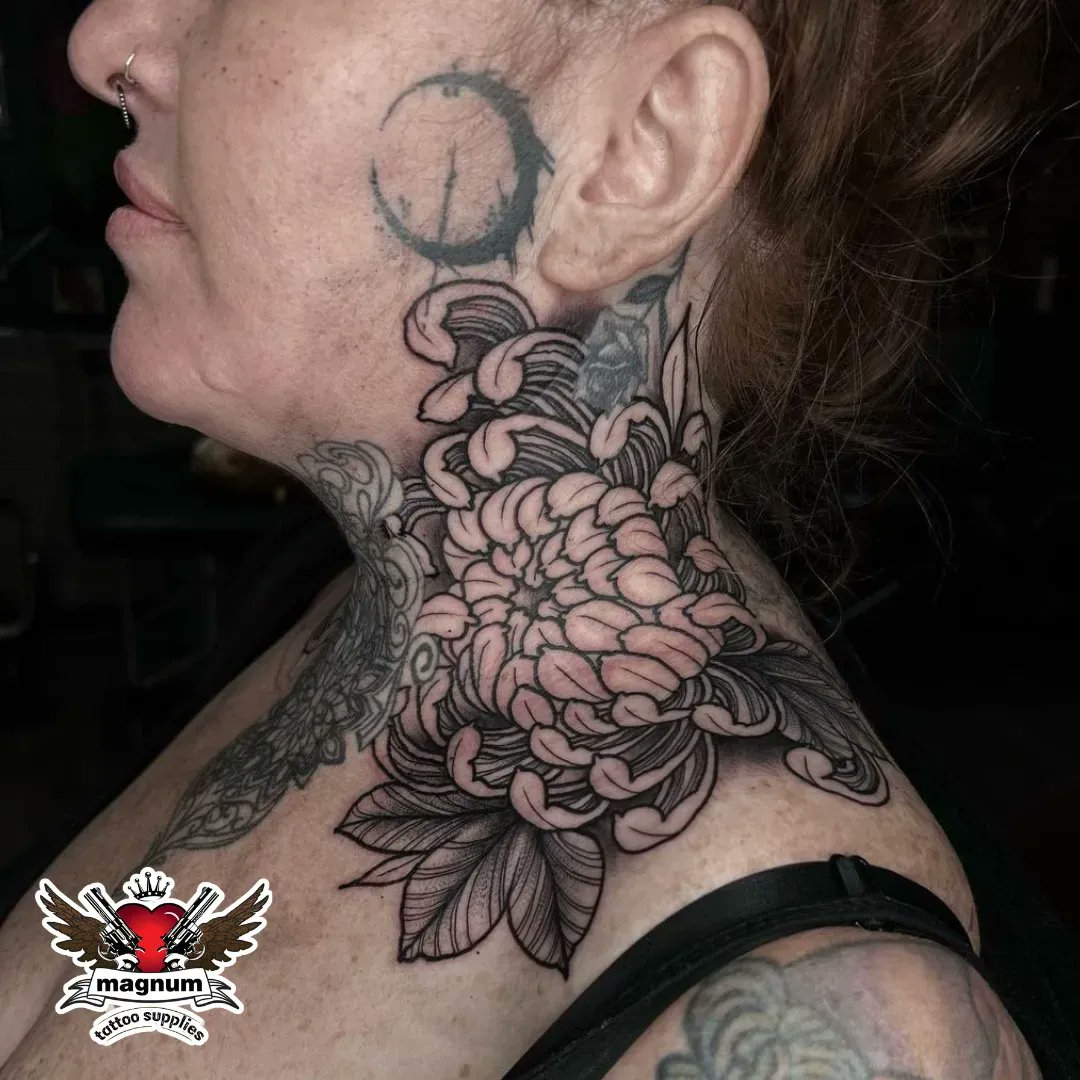 Black and gray chrysanthemum tattoo  Tatuagem no pescoço Primeiras  tatuagens pequenas Tatuagem