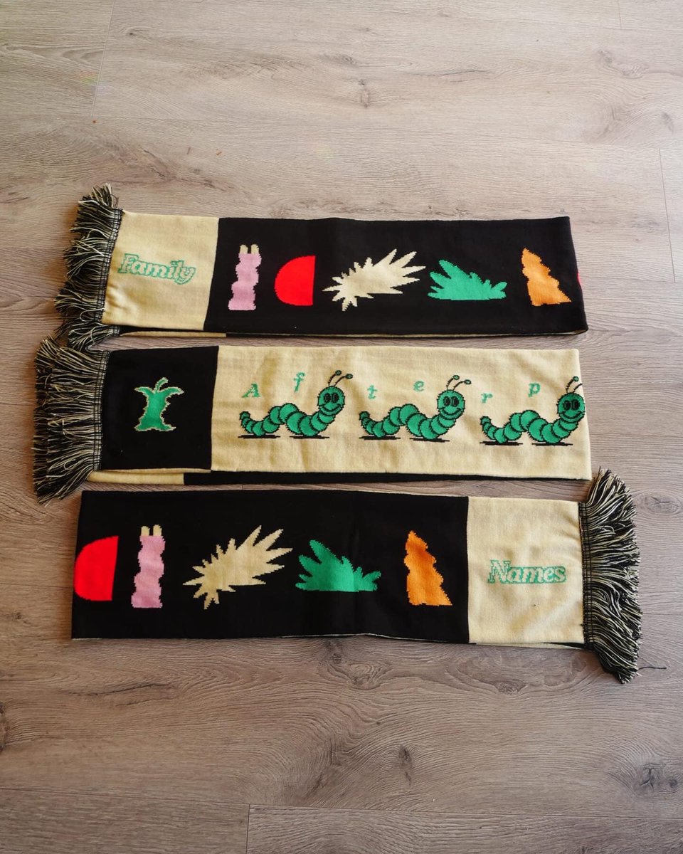 Onze sjaal is nog te koop (op internet).

- zacht
- extreem warm
- inclusief supercute rupsies

Koop nu via afterpartees.company.site