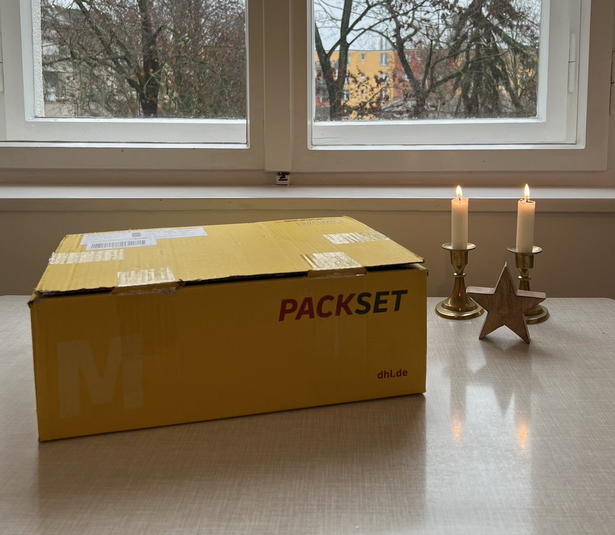 juliamiosga's tweet photo. Wer jetzt zu Weihnachten anderen ein Freude bereiten möchte, kann den kostenlosen Service von @DHLPaket nutzen und Pakete in die #Ukraine senden 📯🎁🌲
#HumanitäreHilfe 

https://t.co/SrXHGOzWlK https://t.co/yJKk6c7Pnh